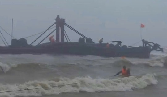 Ứng cứu thuyền viên trên tàu hàng trôi dạt, mắc kẹt tại Quảng Trị