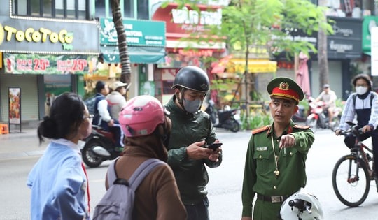 Có mũ mà không đội cho con, phụ huynh vừa mất tiền vừa mất việc
