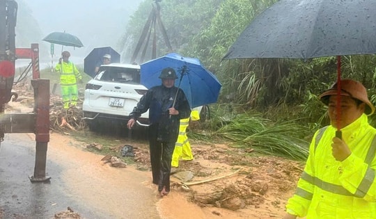 Mưa lớn, lũ tràn qua cao tốc La Sơn - Túy Loan