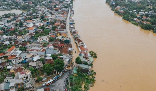 Lũ ở Huế có thể vượt mức đỉnh lịch sử, nhiều nơi ngập lụt