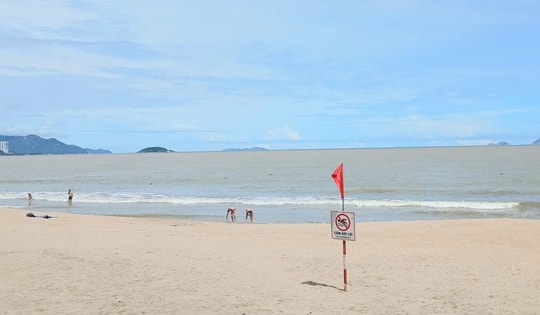 Kịp thời cứu cụ ông U90 bị sóng biển cuốn trôi