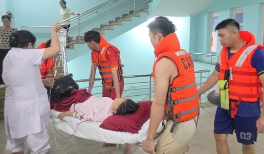 Video: Bệnh viện TW Huế ngập sâu, gấp rút chuyển bệnh nhân lên tầng 2