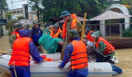 Mưa lũ ở Đà Nẵng: Tình người giữa dòng nước chảy xiết