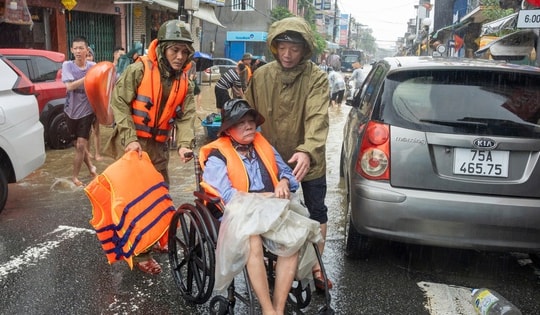 Lũ cuốn trôi chân cầu ở Huế, quân đội di chuyển khẩn cấp hàng chục bệnh nhân