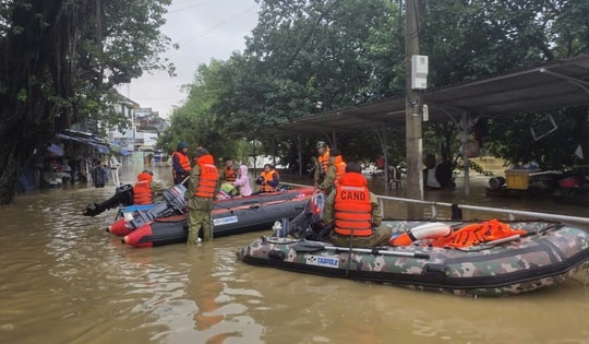 Huế: Một bé gái mất tích, công an dầm mình trong nước lũ ứng cứu người dân