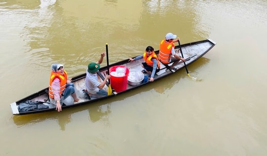 Nhiều cơ sở y tế ở Huế ngập sâu trong đợt lũ đặc biệt lớn