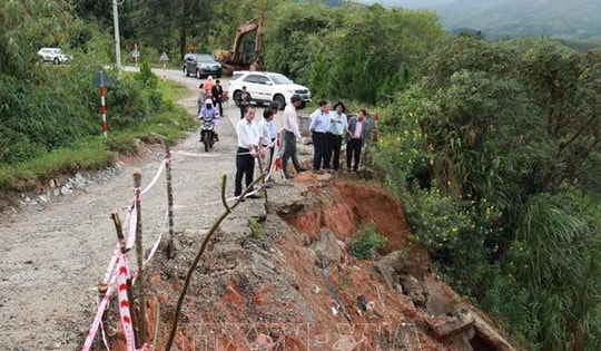 Quân khu 5 điều động gần 6.300 cán bộ, chiến sĩ hỗ trợ nhân dân ứng phó với lũ lụt, sạt lở