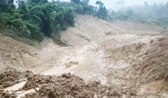 Nổ lớn trong đêm, 5 thôn bị chia cắt do sạt lở núi