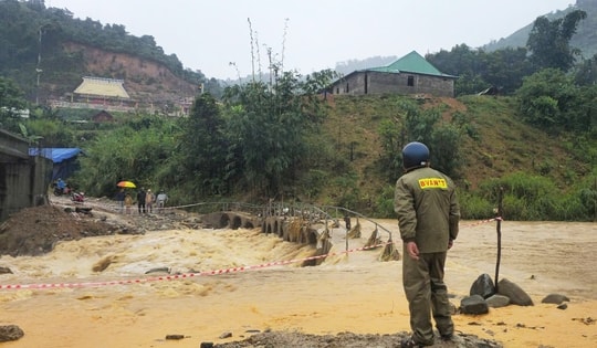 Mưa lớn gây sạt lở, hàng trăm hộ dân ở Đà Nẵng bị cô lập