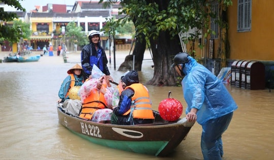 Hội An ngập sâu, phố cổ 'hóa' sông, người dân bì bõm chạy lũ
