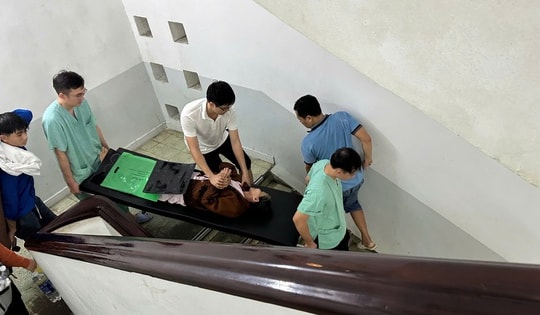 Bệnh viện Trung ương Huế vững vàng giữa tâm lũ