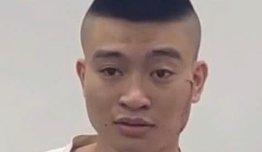 Vờ mua hàng online, thanh niên đi Mercedes ôm điện thoại bỏ trốn