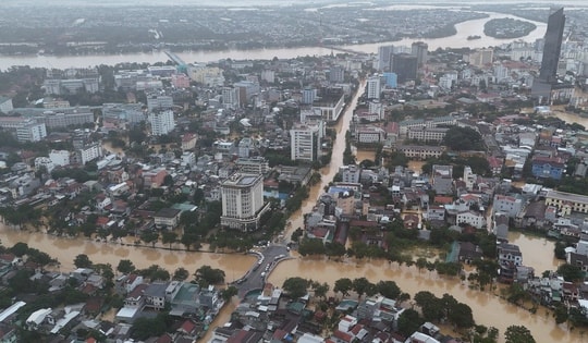 Ngập lụt ở Huế còn phức tạp và kéo dài, hơn 200.000 hộ dân đang mất điện