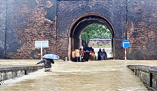 Mưa lớn gây ngập và sạt lở, Huế vẫn còn nhiều điểm chưa thể thông xe