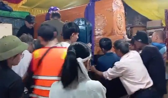 Giữa dòng nước lũ, người dân Huế tất tả đưa quan tài lên xe tải chạy ngập