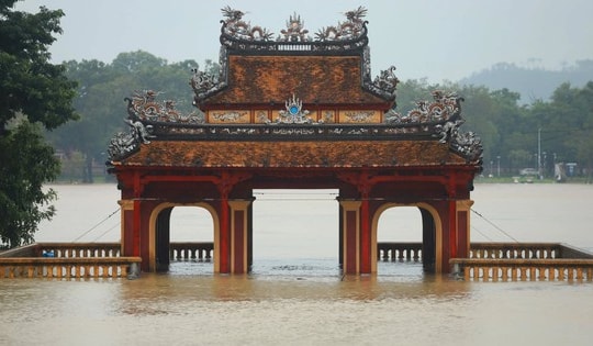 Nguyên nhân gây mưa lớn dữ dội ở Huế, lượng mưa lên đến trên 1700mm trong ngày