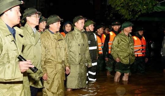 Phó Thủ tướng Trần Hồng Hà thăm người dân vùng lũ TP Huế