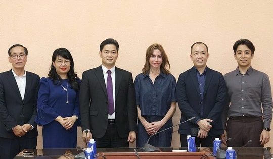 Thứ trưởng Thường trực Bộ Y tế Vũ Mạnh Hà tiếp Tổ chức Facing The World