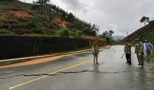 Tỉnh lộ ở xã miền núi TP Huế xuất hiện vết nứt dài