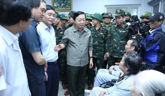 Phó Thủ tướng Chính phủ thăm và động viên nhân viên y tế, người bệnh vùng lũ ở Huế