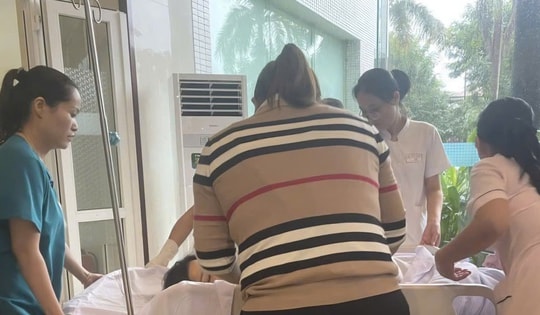 Huế: Điều dưỡng bệnh viện và người đi đường kịp thời giúp sản phụ 'vượt cạn' giữa mưa lũ