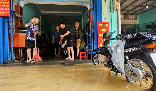 Lũ bủa vây Kinh thành Huế, người dân gồng mình giữa biển nước