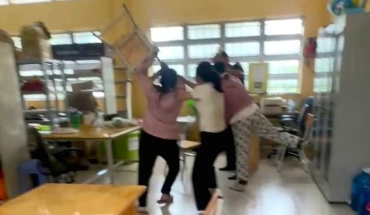 Phụ huynh hành hung giáo viên sẽ bị xử lý thế nào?