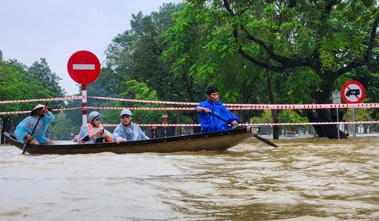 Mưa lũ tiếp tục bủa vây miền Trung, có nơi mưa rất to trên 400mm