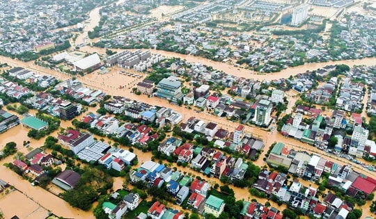48 giờ vật lộn trong trận lũ đặc biệt lớn ở Huế