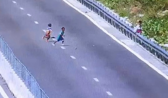 Phát hiện 3 trẻ em chặn xe, ném đá lên đường cao tốc Cam Lâm - Vĩnh Hảo