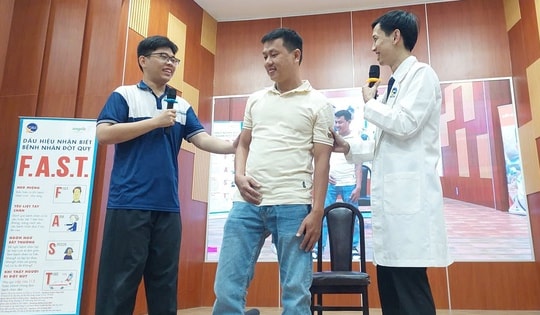 Hơn 300 sinh viên được mục sở thị kỹ thuật 'cứu người đột quỵ'