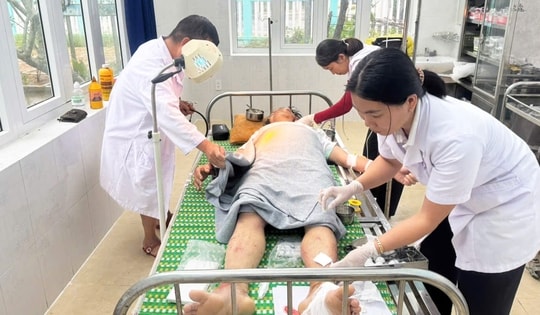 Đất núi bất ngờ đổ sụp, tài xế xe múc thoát chết trong gang tấc