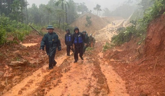Lũ dữ trong đêm cuốn phăng 11 ngôi nhà ở vùng cao Đà Nẵng