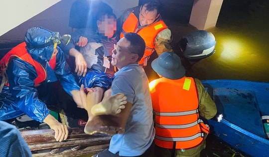 Cứu 2 người đi bắt chim bị nước lũ cuốn trôi ở Huế