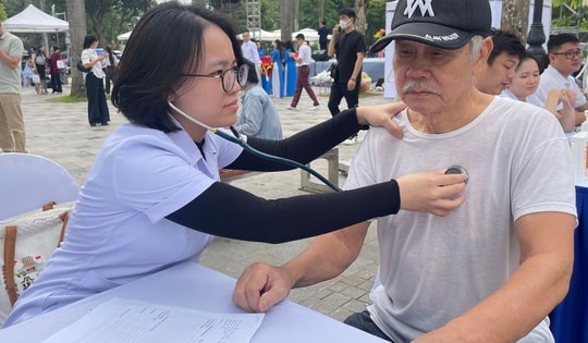 Người dân hào hứng tầm soát sức khỏe hưởng ứng Ngày Thế giới Phòng chống Đột quỵ