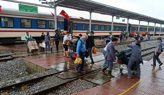 Dừng chạy 3 đoàn tàu, chuyển tải hơn 4.500 hành khách do ngập lụt tại Huế