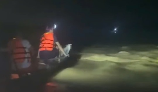 Lật ghe, 2 cha con mất tích