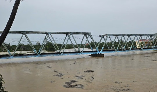 Lũ trên sông ở Huế và Đà Nẵng lại tiếp tục lên