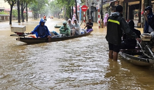 Lũ trên các sông ở Huế lên trở lại, chấn chỉnh tình trạng 'chặt chém' dịch vụ cứu hộ