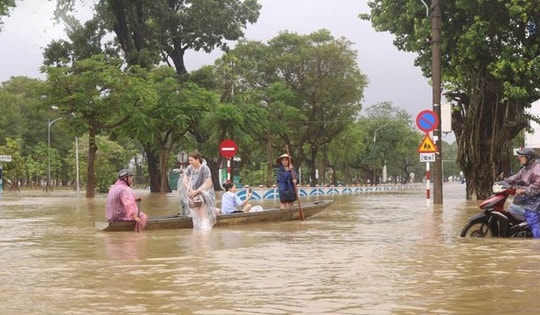 Tổ hợp đa thiên tai gây mưa lũ lịch sử ở miền Trung