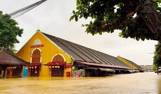 Mưa lũ miền Trung làm 16 người chết và mất tích, hơn 127 nghìn ngôi nhà bị nhấn chìm