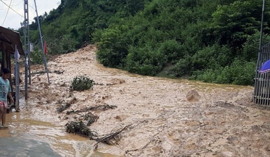 Duy trì mưa lớn trên 500mm, nhiều khu vực của miền Trung đối mặt với rủi ro lũ quét và sạt lở
