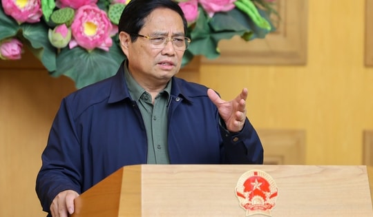 Thủ tướng: Bằng mọi biện pháp tiếp tế cho người dân tại nơi ngập sâu, chia cắt, sạt lở ở miền Trung