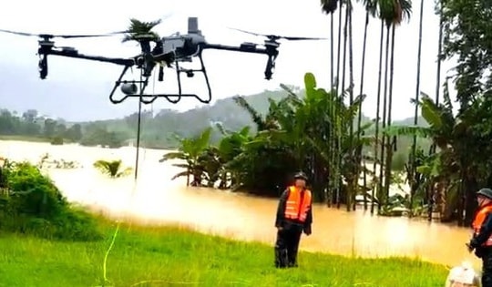 Quân khu 5 sử dụng thiết bị chuyên dụng máy bay không người lái cứu trợ vùng cô lập Trà My