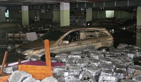 Hàng loạt ô tô, xe máy bị nhấn chìm trong bùn đất, xe cứu hộ 'đắt sô'