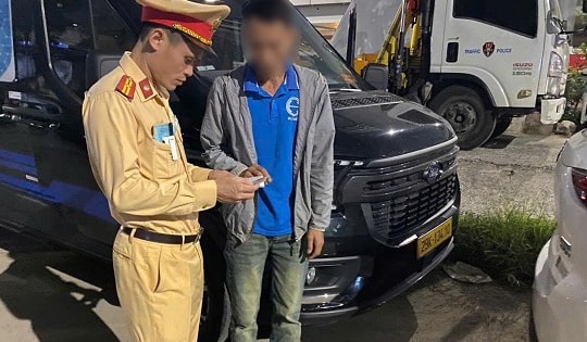 Tài xế xe limousine dương tính với ma túy trên đường Cầu Diễn, Hà Nội