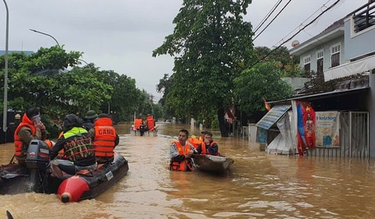Mưa lớn vẫn chưa kết thúc, nhiều nơi ở miền Trung còn ngập sâu