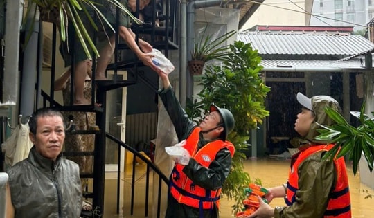 Tình người trong cơn lũ lịch sử