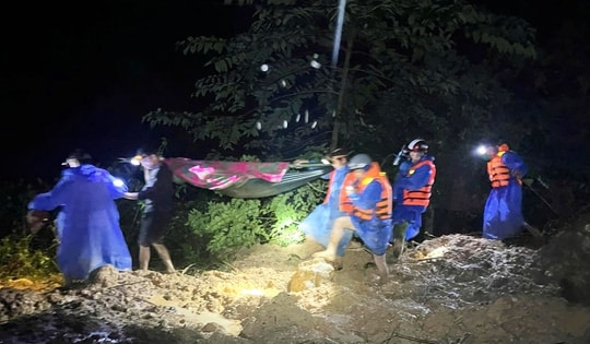 Nghẹt thở hành trình 20km xuyên đêm khiêng 3 người bị thương ở Đà Nẵng đến bệnh viện