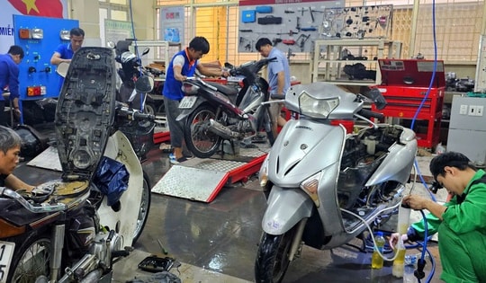 Lũ rút, 'bác sĩ xe máy' mang đồ nghề ra Huế giúp dân